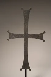 Cruz processional com inscrição incisa, do século 10 a 12 dC (bronze) (ver também 247952)